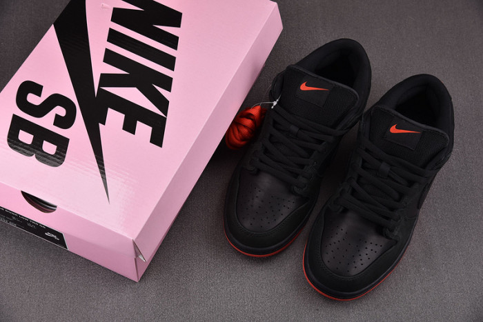 NIKE SB DUNK LOW BLACK PIGEON - 883232-008