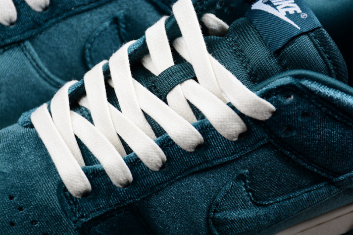 Nike Dunk Low "Green Velvet"  DZ5224-300