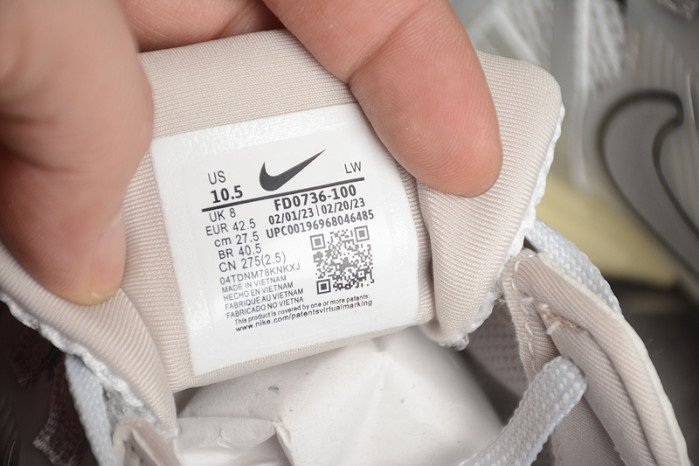 NK V2K Runtekk " Summit White Metallic Silver " FD0736-100