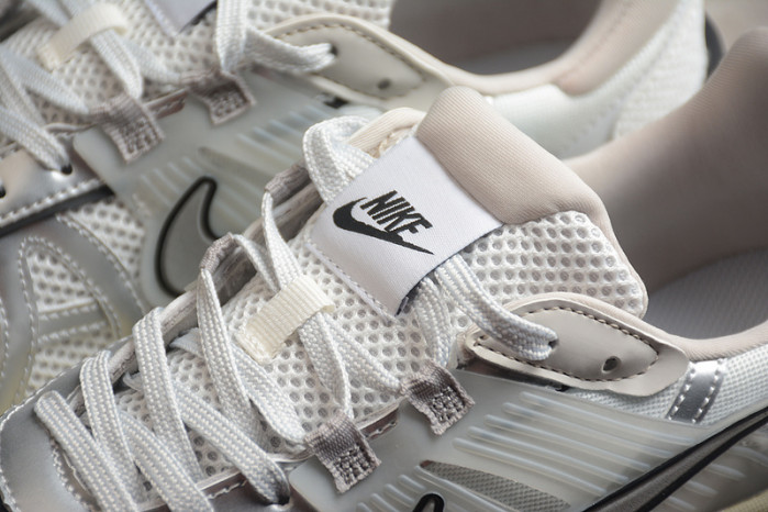 NK V2K Runtekk " Summit White Metallic Silver " FD0736-100